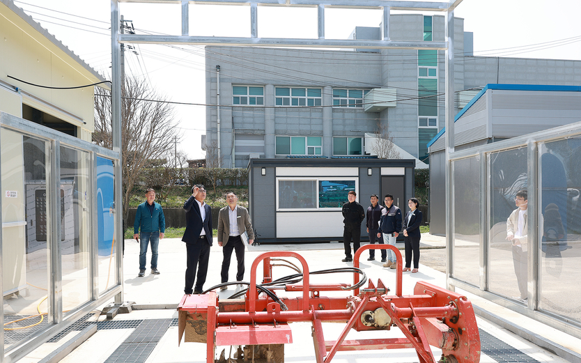 4일, 함평 임대농기계 셀프 세차장 이상익 군수 현장 방문 모습ⓒ함평군 제공