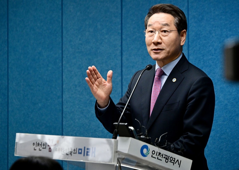 유정복 인천시장이 7일 시청 브리핑룸에서 개헌과 관련해 기자브리핑을 하고 있다. ⓒ 인천시 제공