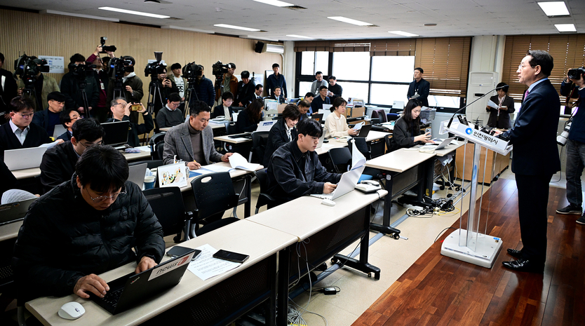 유정복 인천시장이 7일 시청 브리핑룸에서 개헌과 관련해 기자브리핑을 하고 있다. ⓒ 인천시 제공