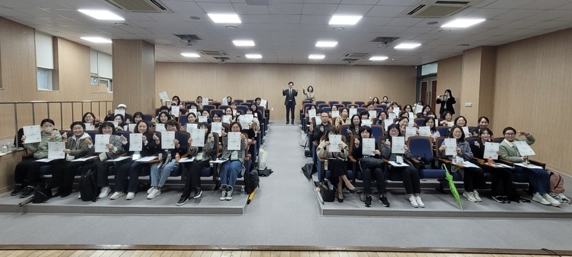 인천시교육청, 결대로진로센터 강사 107명 위촉식을 가진 후 기념촬영을 하고 있다 ⓒ 인천시교육청 제공