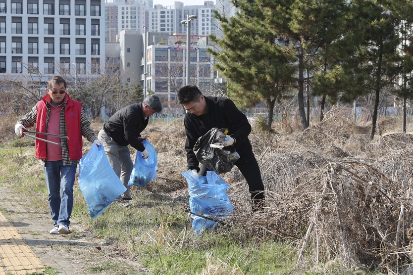 김정헌 중구청장이 영종국제도시 주민들과 2025 새봄맞이 민관합동 대청소를 하고 있다. ⓒ 중구청 제공
