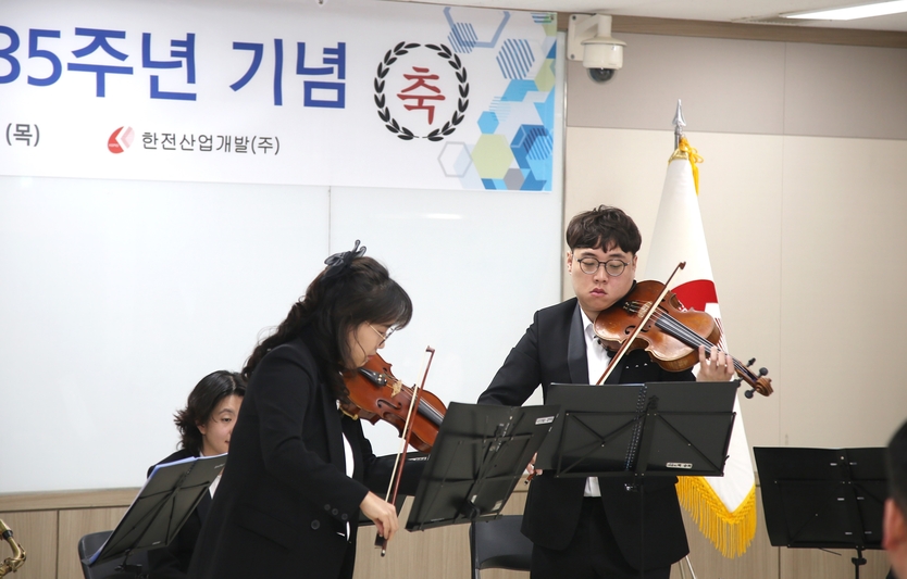 한전산업개발 창립 제35주년 기념 행사에서 ‘국민엔젤스앙상블’ 단원들이 ‘아름다운 나라’를 연주하고 있다. ⓒ 한전산업개발 제공
