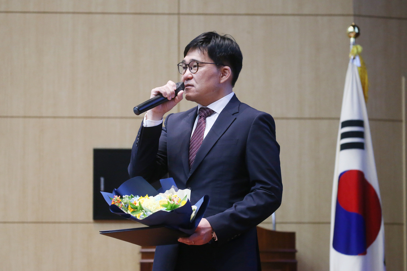 박성진 인천경제자유구역청 신임 투자유치사업본부장이 8일 송도지타워 대강당에서 임명장을 수여받고 인사말을 하고 있다.