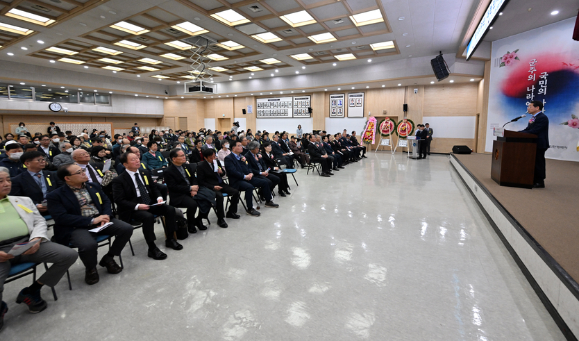 유정복 인천시장이 11일 시청 대회의실에서 열린 '제106주년 대한민국임시정부 수립 기념식'에서 기념사를 하고 있다. ⓒ 인천시 제공
