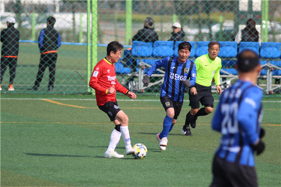 70대 남동 FC70 대 중구 팀의 결승전 남동FC70팀이 2:1로 승리했다 ⓒ 우리일보 db