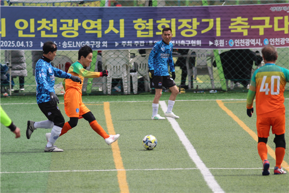 20-30 대부 결승전에 앞서 선수들과 파이팅을 외치는 정태준 인천축구협회장