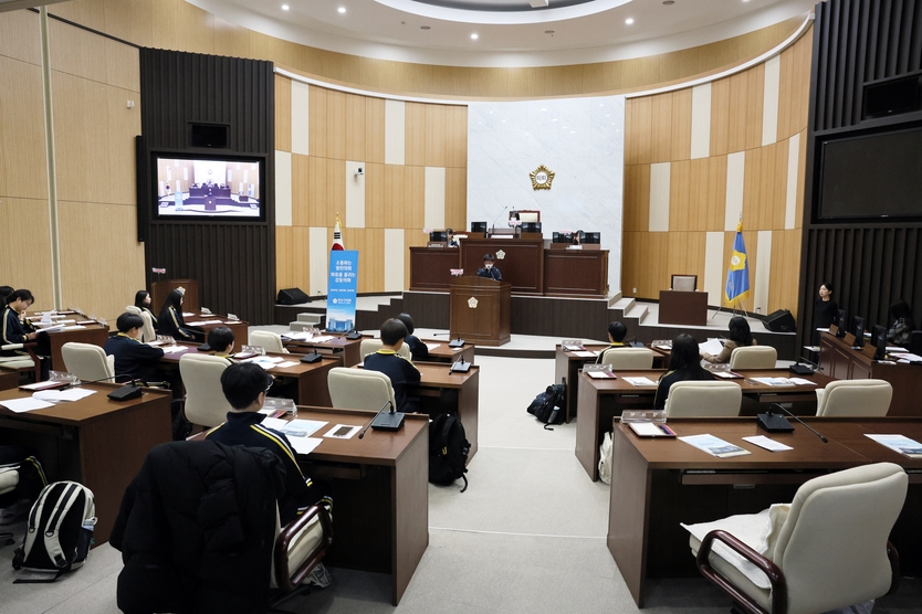 연수구의회, 신송중학교 학생들과 함께한 청소년 의회교실 성료하고 있다. ⓒ 연수구의회 제공