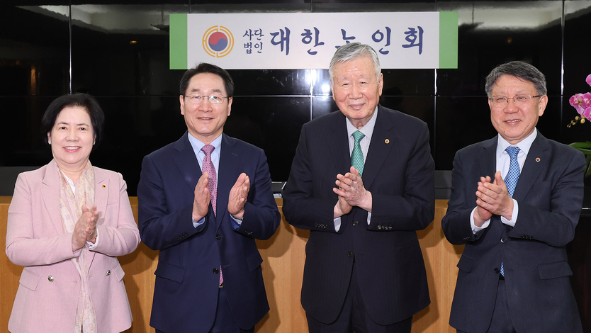 유정복 국민의힘 후보가 이중근 대한노인회 회장을 만나 담소 후 기념촬영을 하고 있다. ⓒ 유정복 대선 캠프 제공