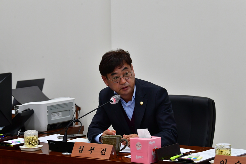 제292회 완주군의회 임시회에서 심부건 의원이 대표 발의 하고있다.ⓒ완주군의회 제공