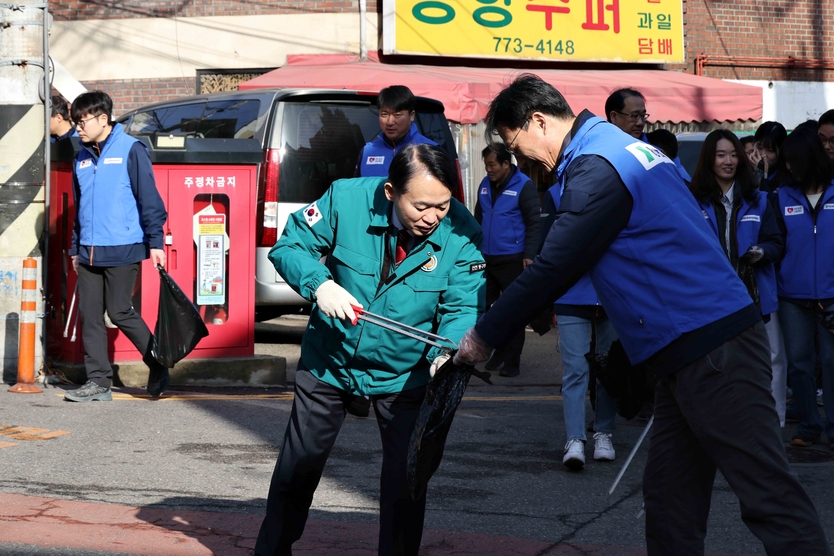 김찬진 동구자원봉사센터장이 지역단체과 마을 환경정화 활동을 펼치고 있다. ⓒ 인천동구 제공