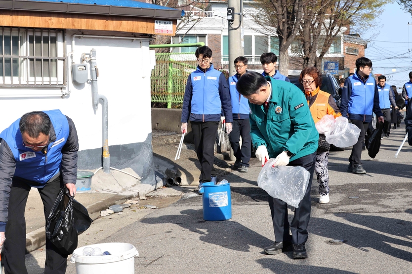 김찬진 동구자원봉사센터장이 지역단체과 마을 환경정화 활동을 펼치고 있다. ⓒ 인천동구 제공