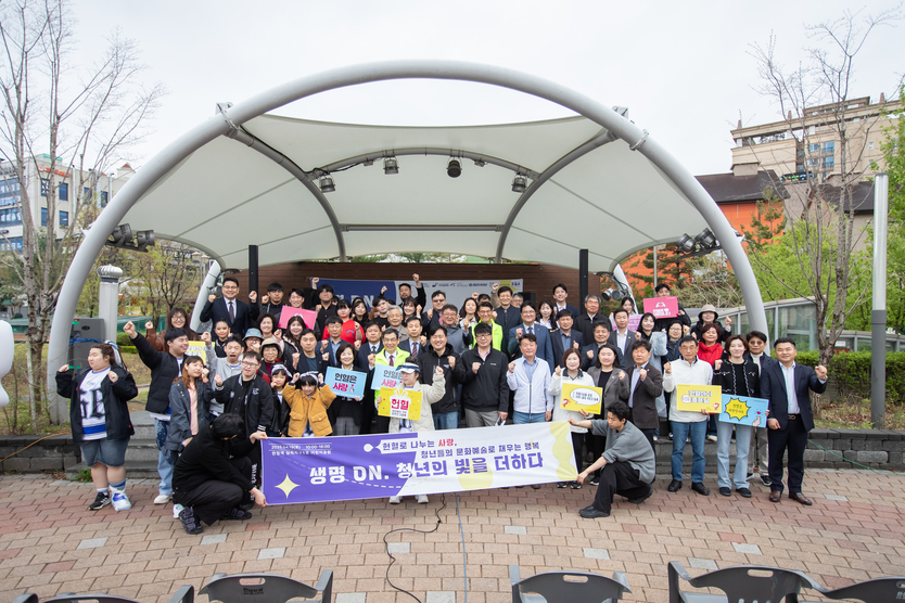 강범석 서구청장이 관계자들과 제10회 사랑의 헌혈 기념 행사 성황리 개최하고 있다. ⓒ 서구청 제공
