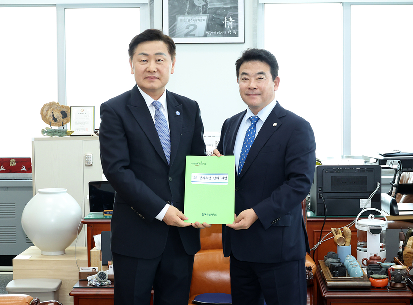  김관영 전북특별자치도지사는 박정 예산결산특별위원장을 만나 전북 지역 핵심사업 5건에 대한 추경 예산 반영을 요청하고 있다. ⓒ 전북자치도 제공