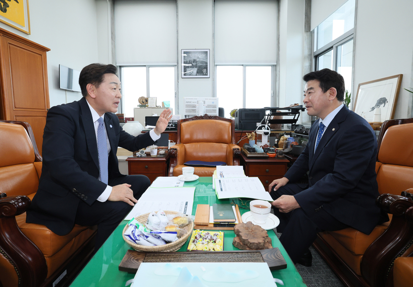  김관영 전북특별자치도지사는 박정 예산결산특별위원장을 만나 전북 지역 핵심사업 5건에 대한 추경 예산 반영을 요청하고 있다. ⓒ 전북자치도 제공