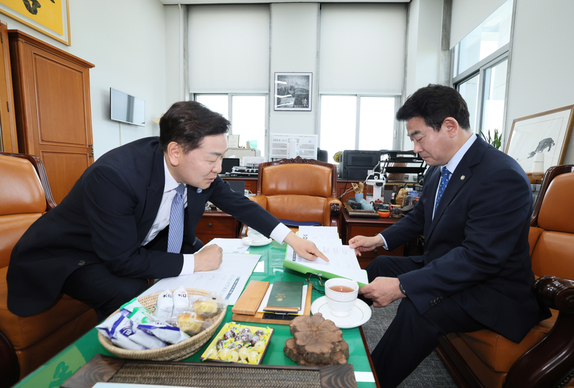  김관영 전북특별자치도지사는 박정 예산결산특별위원장을 만나 전북 지역 핵심사업 5건에 대한 추경 예산 반영을 요청하고 있다. ⓒ 전북자치도 제공