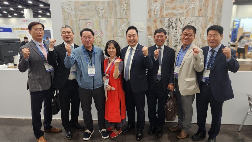 제23차 세계한인비즈니스대회 관계자들이 기념촬영을 하고있다.ⓒ자치도 제공