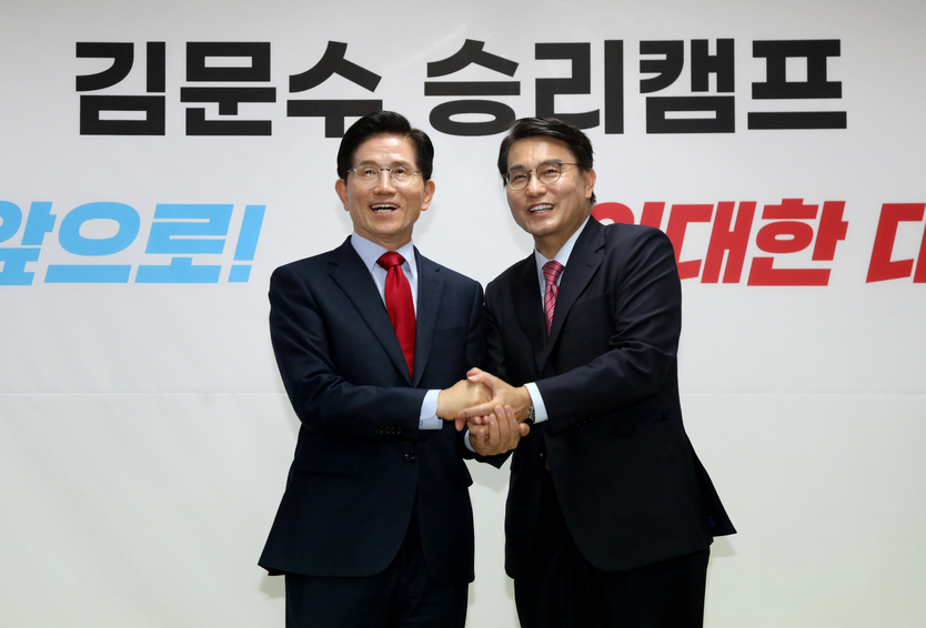 윤상현 의원이 23일 여의도 승리캠프에서 김문수 지지를 선언했다. ⓒ 김문수 대통령경선후보 캠프 제공