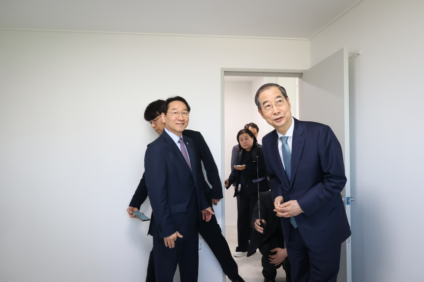 한덕수 대통령 권한대행 국무총리가 유정복 인천시장과 미추홀구 천원주택 현장 방문해 주거환경을 점검하고 있다. ⓒ 국무총리실 제공