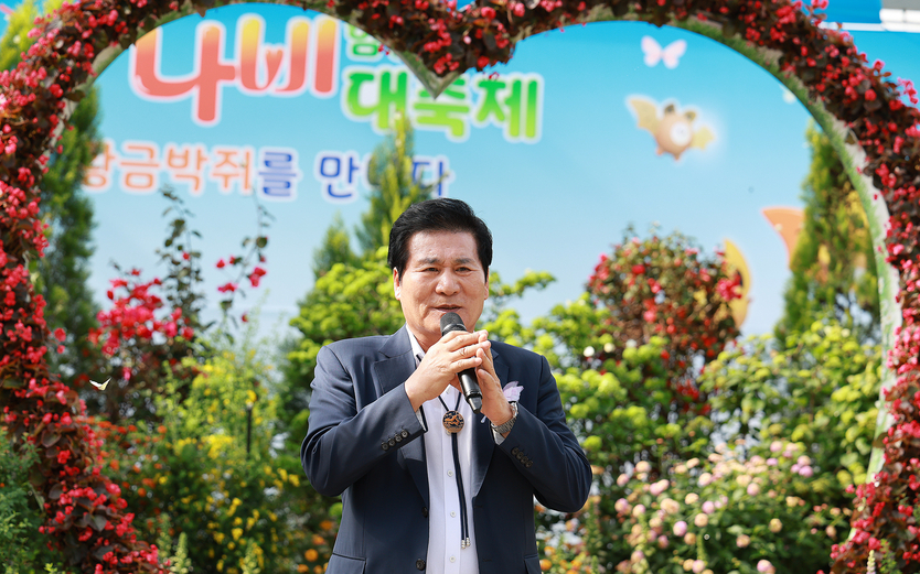 축제 개장식 연설중인 이상익 함평군수ⓒ함평군청 제공