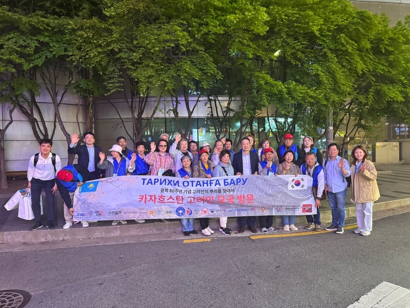 재외동포청이 광복 80주년을 기념해 모국땅을 처음 밟은 카자흐스탄 고려인 동포들을 위해 기념촬영을 하고 있다. ⓒ 재외동포청 제공