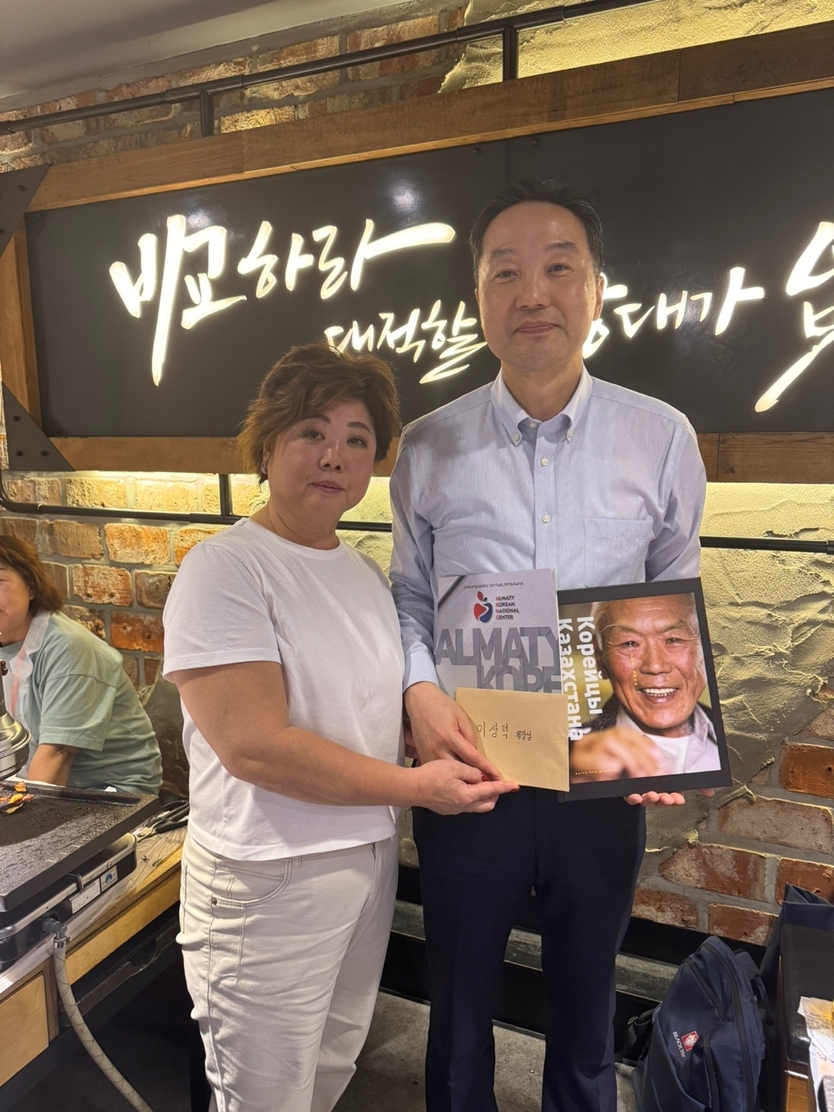 이상덕 재외동포청장이 광복 80주년을 기념해 모국땅을 처음 밟은 카자흐스탄 고려인 동포들을 위해 선물을 증저아고 있다. ⓒ 재외동포청 제공