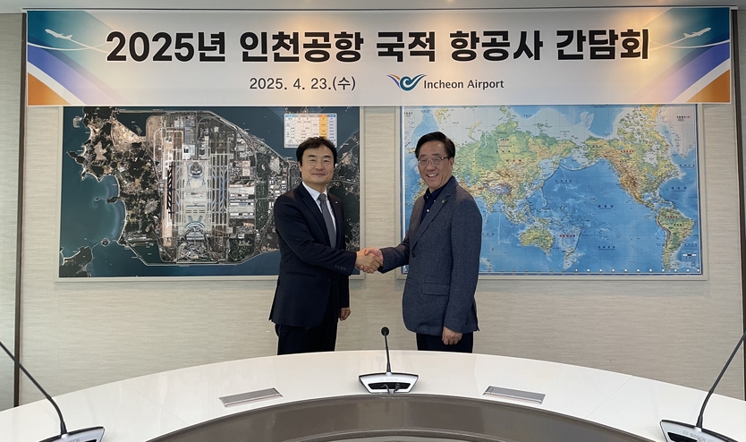 23일 인천국제공항공사 회의실에서 열린 ‘인천공항 허브 경쟁력 강화를 위한 항공사 릴레이 간담회’에서 인천국제공항공사 이상용 신사업본부장(사진 왼쪽)과 아시아나항공 박종만 여객본부장(사진 오른쪽)이 기념촬영을 하고 있다. ⓒ 인천국제공항공사 제공