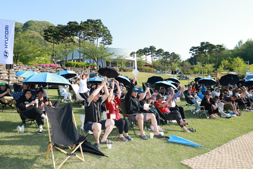 사월의 밤, 술을 빚다’ 캠프 참여자들이 행사를 즐기고 있다.ⓒ완주군청 제공