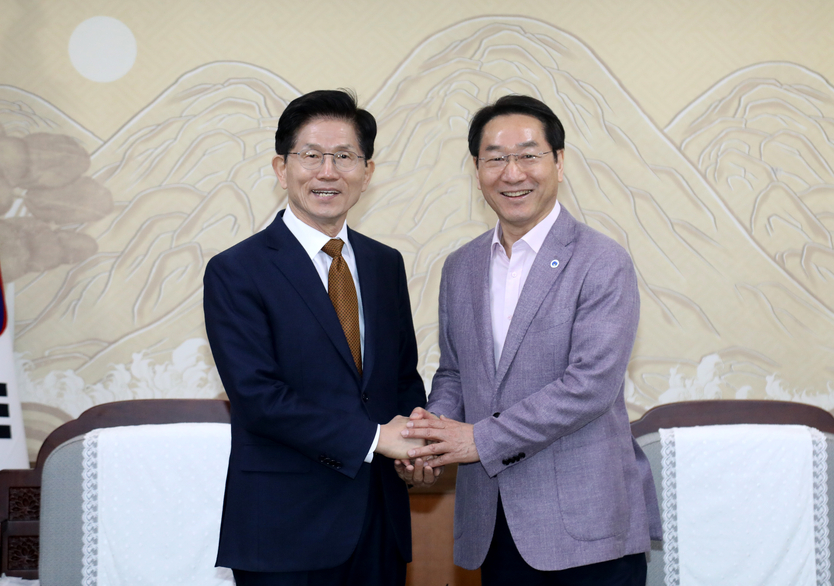 오른쪽 김문수 대통령 경선 후보가 유정복 시장과 만나 지지를 호소하고 있다. ⓒ 우리일보 DB