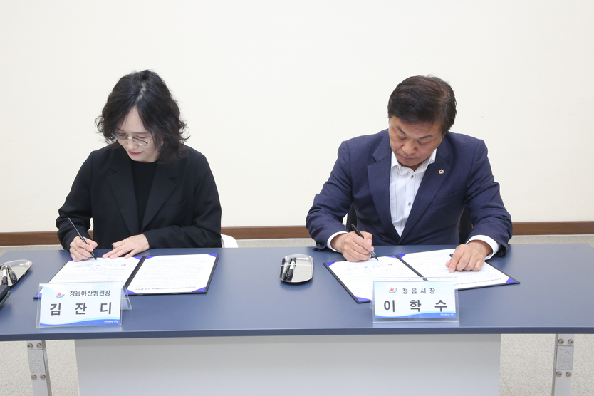 왼쪽 김잔디 정읍아산병원장 오른쪽 이학수 시장 ⓒ 정읍시청