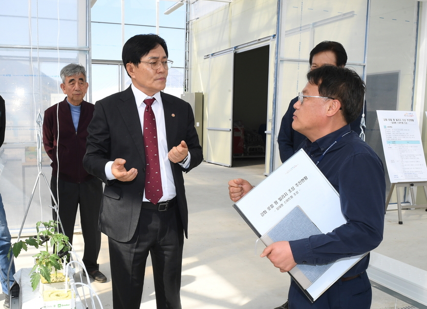 박용철 강화군수가 민선 8기 핵심 공약사항인 강화 로컬 팜 빌리지 조성 공사 점검을 하고 있다. ⓒ 강화군 제공