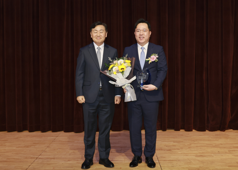 제44대 최병관 행정부지사의 퇴임식에서 김관영 도지사와 최병관 행정부시지사가 꽃다발을 받고 기념촬영을 하고 있다. ⓒ 전북자치도 제공
