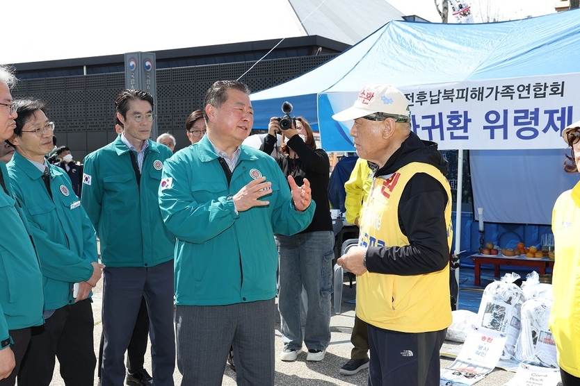 김경일 파주시장이 파주시, 대북전단 살포 행위에 엄정한 사법처리 예고에 장단 주민들과 만나고 있다. . ⓒ 파주시 제공