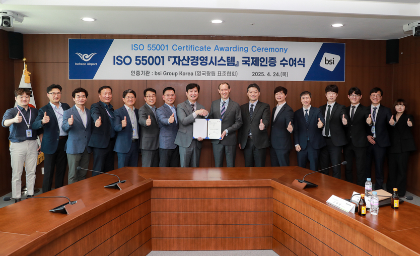 지난 24일 오후 인천국제공항공사 회의실에서 진행된 ‘자산경영시스템 국제인증 수여식’에서 인천국제공항공사 배영민 인프라본부장(사진 왼쪽)과 주한영국대사관 Tony Clemson 참사관(사진 오른쪽)이 인증서 수여식 후 기념촬영을 하고 있다. ⓒ 인천국제공항공사 제공
