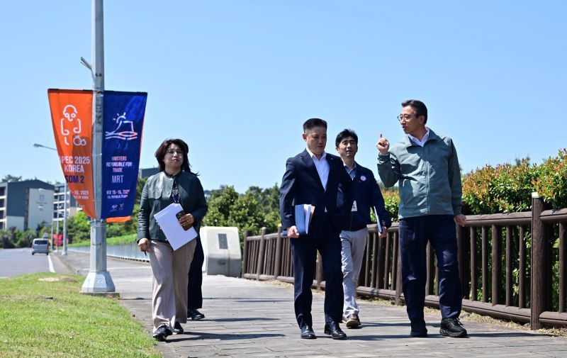 APEC 국제회의 제주개최 대비_오순문 시장(사진 오른쪽 끝)이 29일 현장을 직접 방문 점검하고 있다.ⓒ서귀포시청 제공