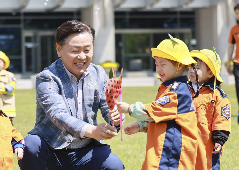 전북도청이 놀이터가 됐다… 김관영 지사, 어린이들과 함께한 특별한 봄날ⓒ자치도 제공