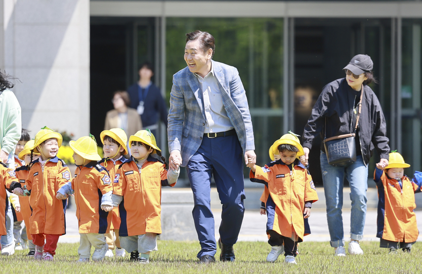 전북도청이 놀이터가 됐다… 김관영 지사, 어린이들과 함께한 특별한 봄날ⓒ자치도 제공
