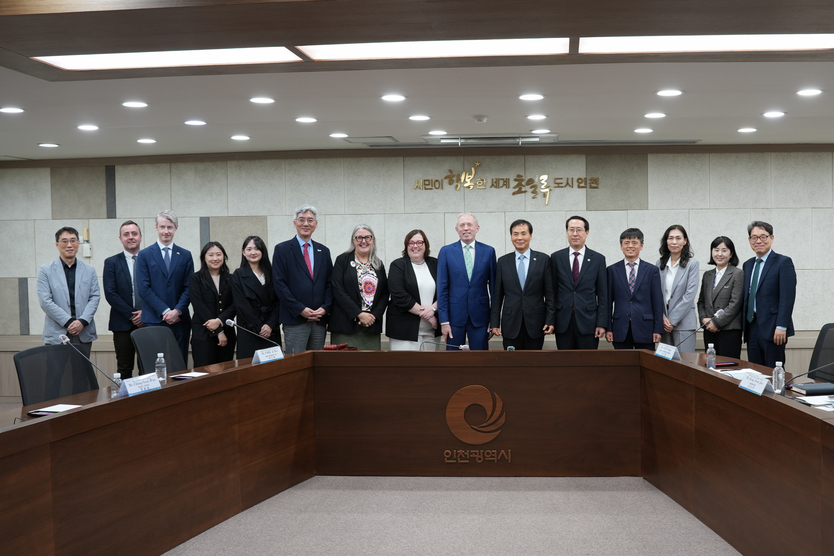 황효진 글로벌도시정무부시장이 1일 시청 영상회의실에서 티미 둘리 아일랜드 농식품해양부 차관과 협력방안을 논의하고 있다. ⓒ 겐트대 제공