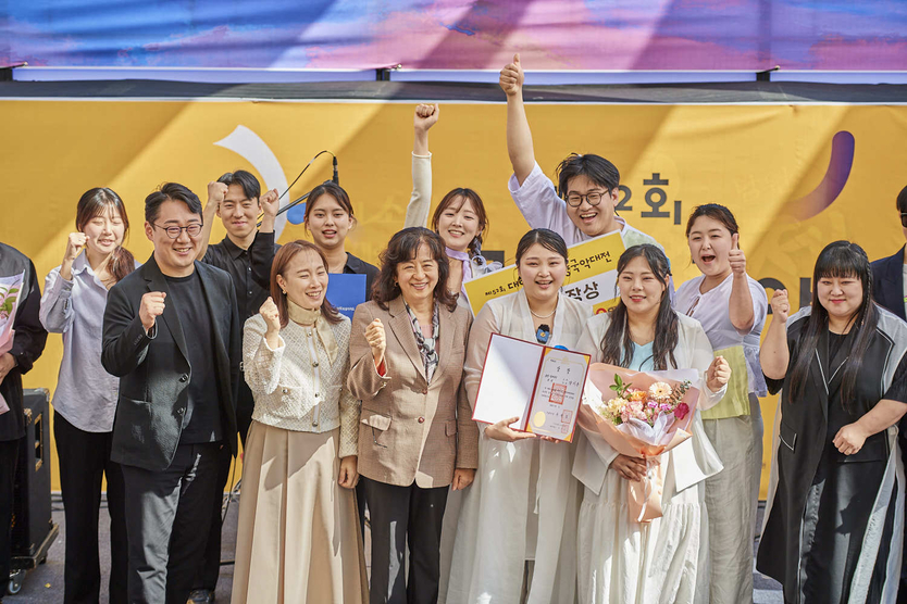 ‘제52회 대한민국 춘향국악대전 퓨전·창작국악 경연대회’ 수상자들이 기념촬영을 하고있다.ⓒ남원시청 제공