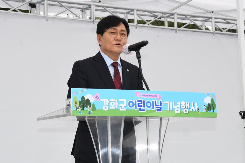 강화군, 고인돌 광장 달군 어린이날 기념행사에 환영인사 하는 박용철 군수 ⓒ 강화군 제공