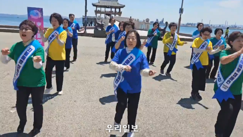 세계전통문화놀이협회가 지난 2일 영일대 해수욕장 앞에서 경북 포항지회 회원 23명이 나와 치매예방 캠페인 활동을 펼치기 위해 모인 가운데 건강체조를 실시하고 있다. (사진=김은기 기자)