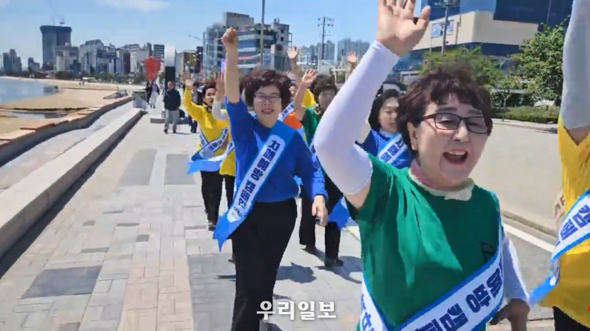 세계전통문화놀이협회가 지난 2일 영일대 해수욕장 앞에서 경북 포항지회 회원 23명과 함께 거리 행진을 통해 치매예방 캠페인 활동을 펼치고 있다. (사진=김은기 기자)