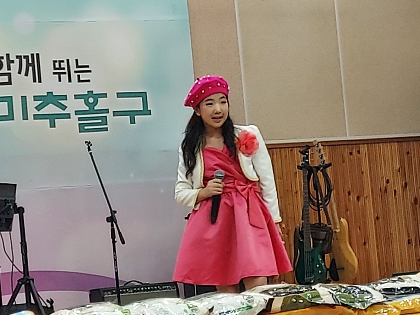 ‘2025년 사람나눔 효잔치 및 노래자랑 동행 콘서트’에 트롯신동이 나와 어르신들께 트롯을 부르고 있다. ⓒ 우리일보db