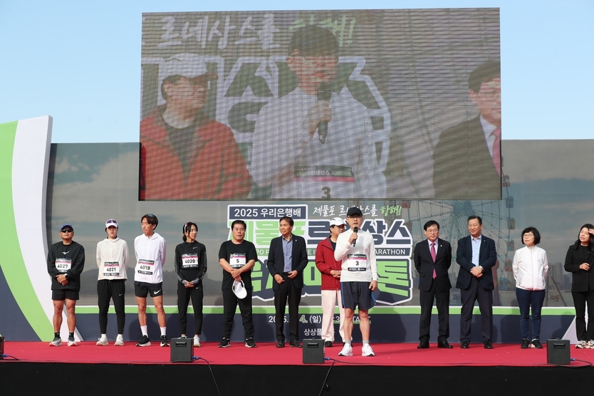 백현 인천관광공사 사장이 2025 우리은행배 제물포 르네상스 국제 마라톤 대회에 개막식 인사를 하고 있다. ⓒ 인천관광공사 제공