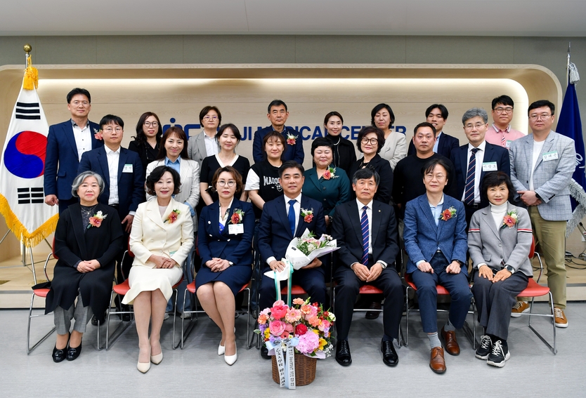 을지대학교 갈등조정전문가 최고위과정에서 특별 강연을 한 김병욱 전 국회의원(첫줄 가운데)과 최고위과정 관계자들이 기념촬영을 하고 있다.(사진=을지대학교)