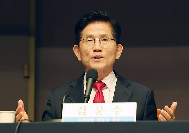 김문수 대선 후보가 관훈토론회에서 단일화에 대한 입장을 밝히고 있다. 