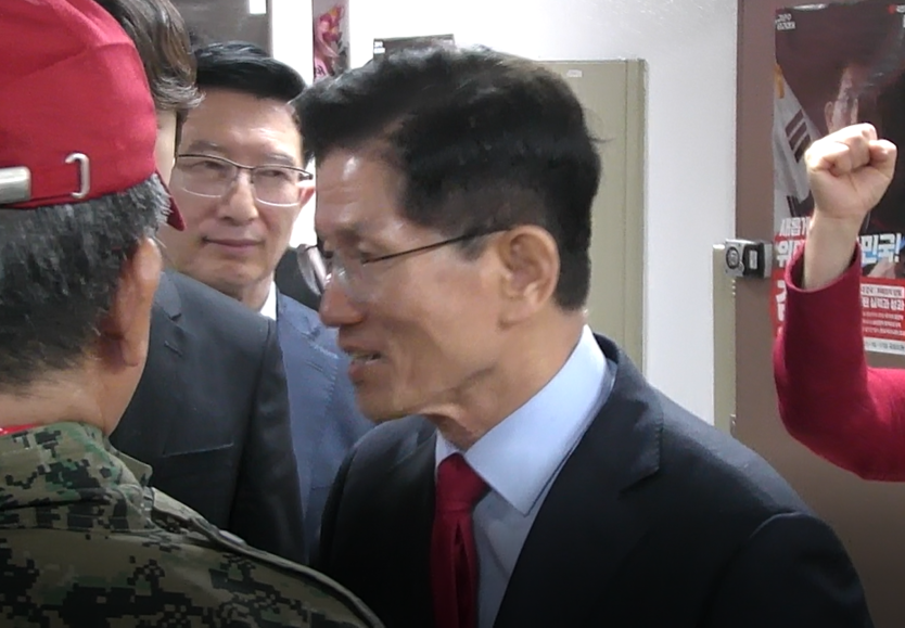 남부지법을 향하는 국민의힘 승리캠프에서 지지자들의 열띤 응원을 받는 김문수 후보