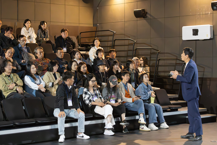  ‘제43회 대한민국연극제 인천’ 본선 경연 대표자 회의 안내를 하고 있다. ⓒ 인천연극협회 제공