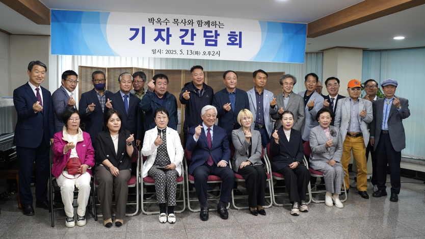 한국기독교연합(KCA) 박옥수 목사가 경인지역 기자간담회 후 참가한 기자들과 기념촬영을 하고 있다. ⓒ 한국기독교연합(KCA)