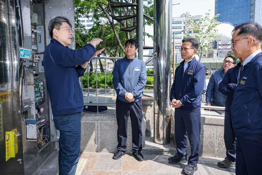 부평역에서 공사 최정규 사장(왼쪽)이 현장점검 하고 있다. ⓒ 인천교통공사 제공