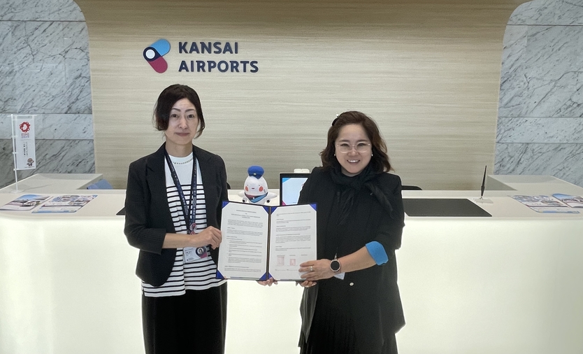 인천국제공항공사는 오사카 엑스포를 계기로 일본 간사이공항 및 난카이철도와 ‘공동 마케팅 협력을 위한 업무협약(MOU)’을 체결했다고 밝혔다. 사진은 업무협약 체결 후 인천국제공항공사 서은정 디지털혁신실장(사진 오른쪽)과 간사이공항 준코 키시노 국제협력부장(사진 왼쪽)이 기념촬영을 하고 있는 모습. ⓒ 인천국제공항공사 제공